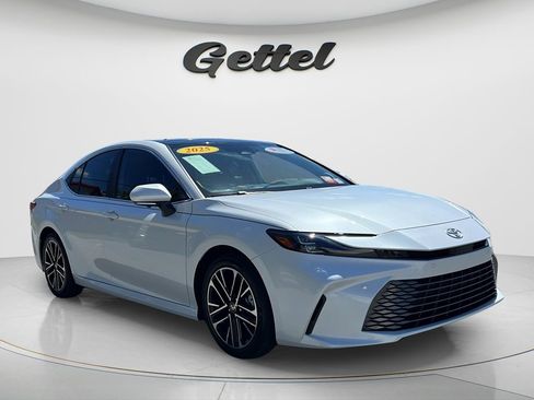 Used 2025 Toyota Camry XLE w/ Premium Plus Package FWD image 3