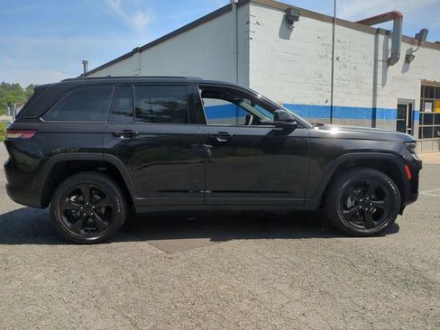 Used 2023 Jeep Grand Cherokee Laredo AWD/4WD image 4