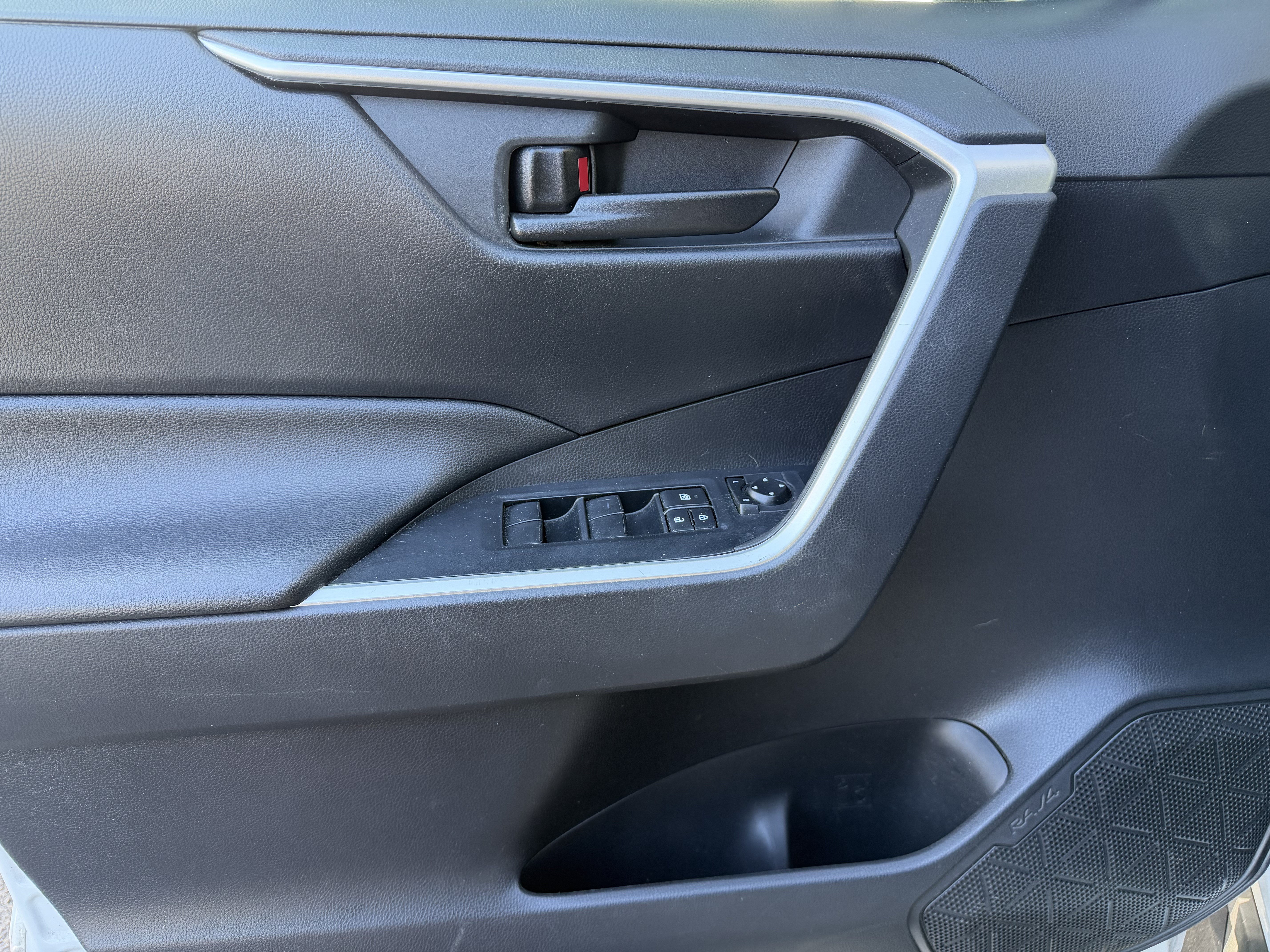 Used 2019 Toyota RAV4 LE AWD/4WD image 13