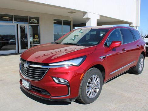 Used 2024 Buick Enclave Premium image 2