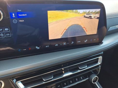 Used 2025 Chevrolet Traverse LT FWD image 32