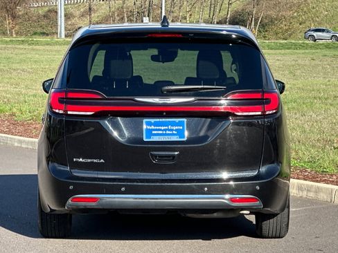 Used 2024 Chrysler Pacifica Touring-L image 4