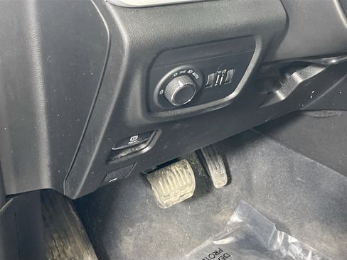 Used 2023 Jeep Grand Cherokee Laredo w/ Luxury Tech Group I AWD/4WD image 10