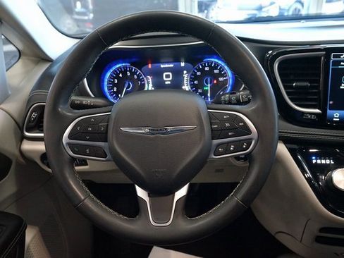 Used 2022 Chrysler Pacifica Touring-L image 30