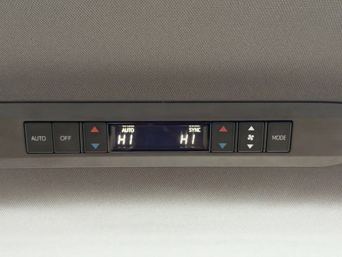 Used 2023 Toyota Sienna Limited image 30