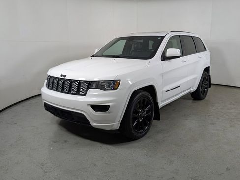 Used 2021 Jeep Grand Cherokee Laredo X image 3