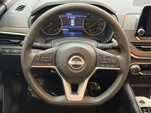 Used 2025 Nissan Altima 2.5 SV FWD image 11