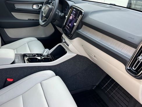 Certified 2025 Volvo XC40 B5 Plus AWD/4WD image 19