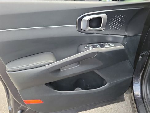 Used 2025 Kia Sorento LX image 21