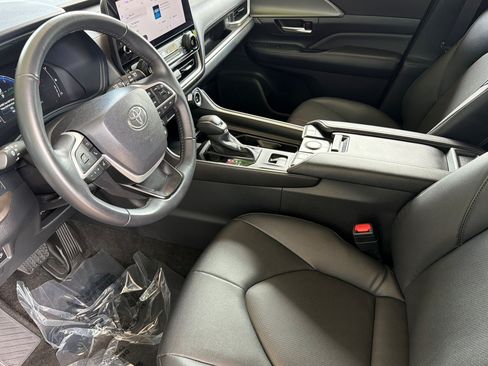 Certified 2025 Toyota Grand Highlander AWD image 10