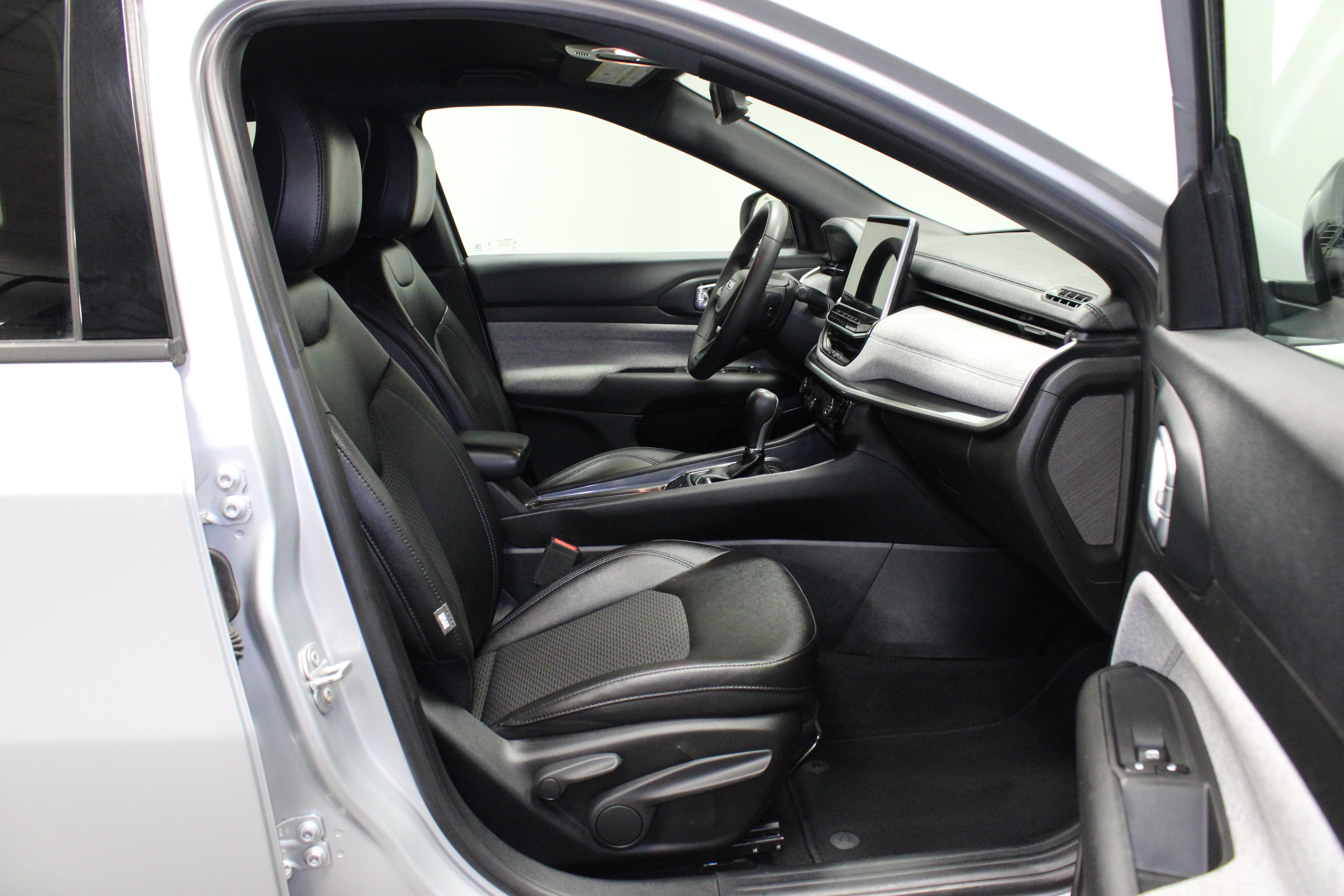 Used 2024 Jeep Compass Latitude AWD/4WD image 13