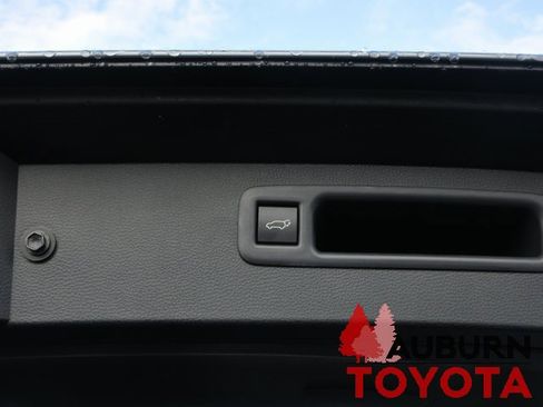 New 2026 Toyota Highlander Platinum image 6