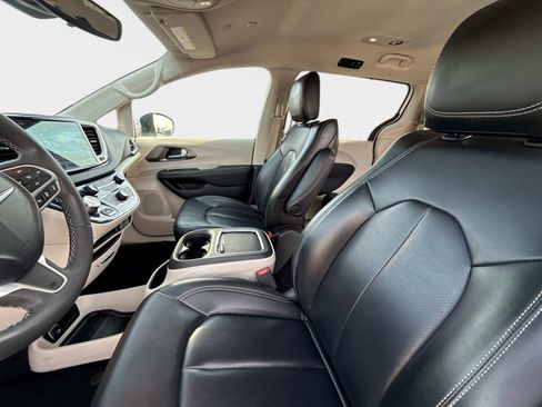 Used 2023 Chrysler Pacifica Touring-L FWD image 23