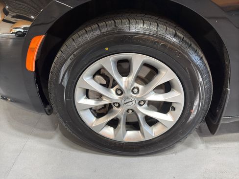 Used 2023 Chrysler Pacifica Touring-L AWD/4WD image 10