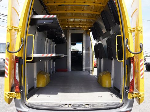 Used 2021 Mercedes-Benz Sprinter 2500 image 13