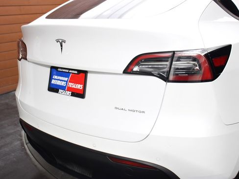 Used 2022 Tesla Model Y Long Range image 12