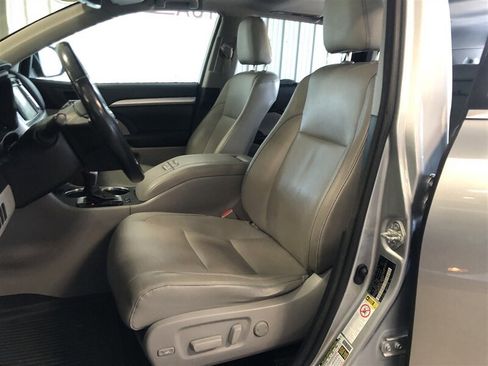 Used 2018 Toyota Highlander XLE image 19