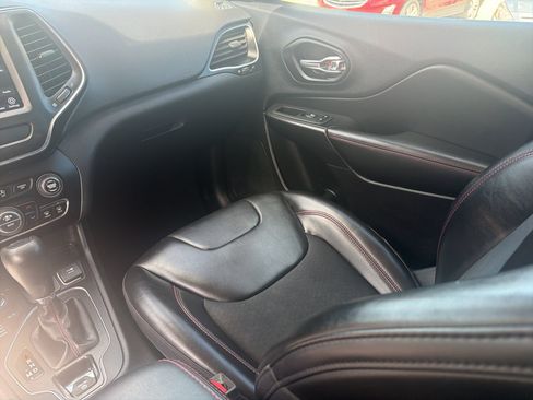 Used 2020 Jeep Cherokee Trailhawk AWD/4WD image 13