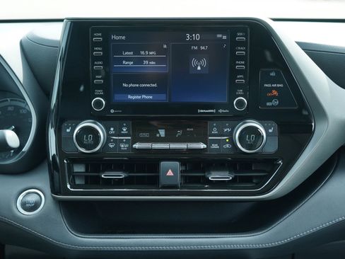 Used 2021 Toyota Highlander XLE AWD/4WD image 16