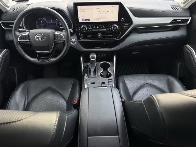 Used 2023 Toyota Highlander Limited FWD image 11