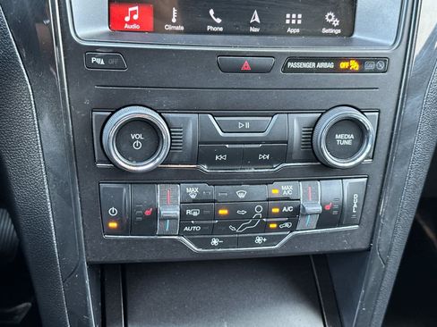Used 2019 Ford Explorer XLT w/ Equipment Group 202A FWD image 22