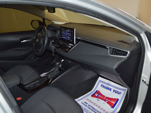 Used 2020 Toyota Corolla LE FWD image 10