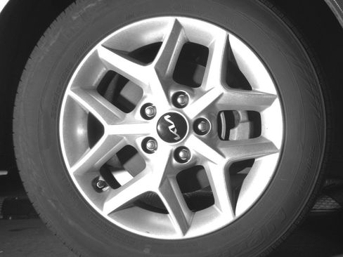Used 2025 Kia Soul LX w/ LX Technology Package FWD image 13