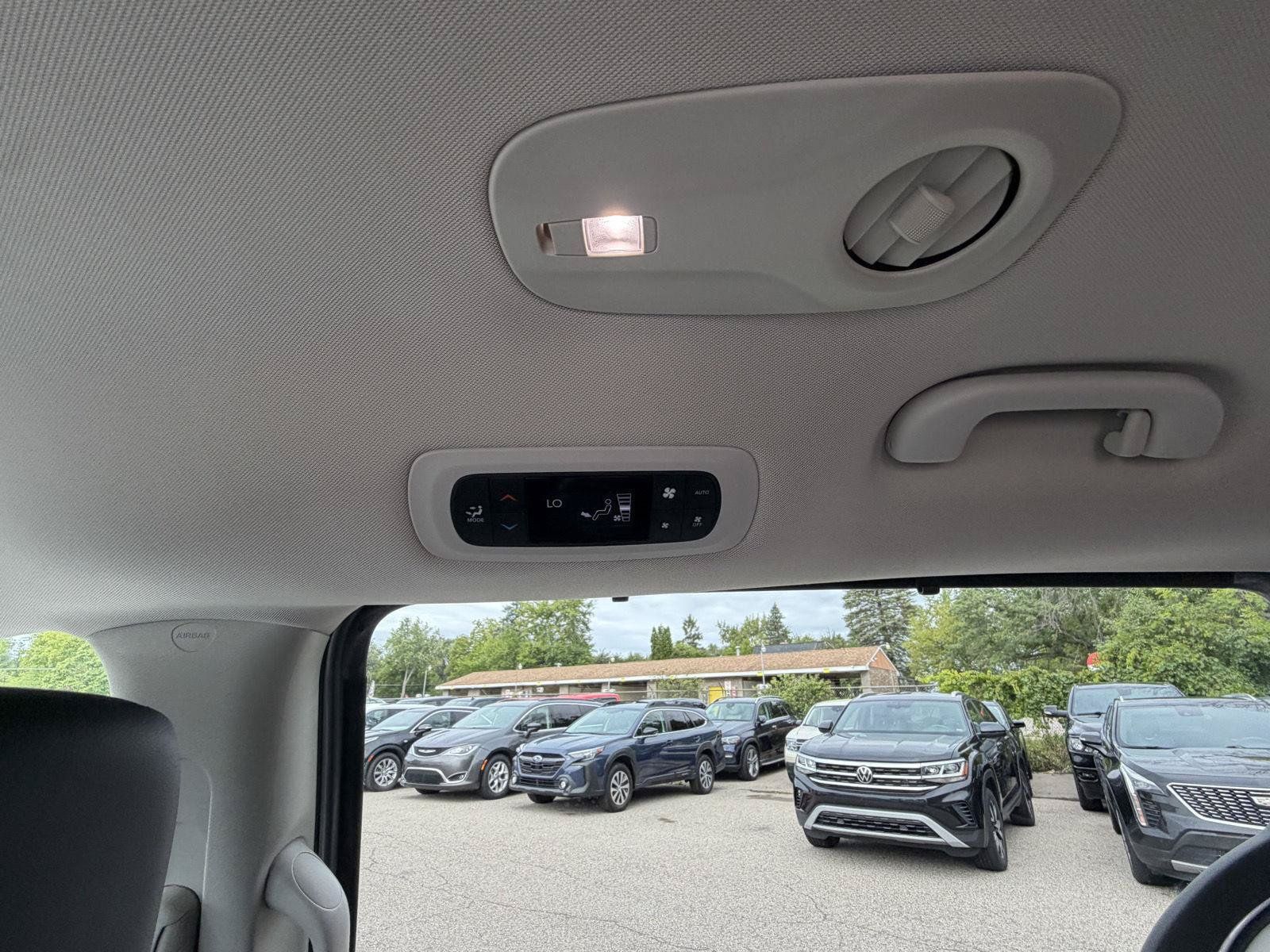 Used 2018 Chrysler Pacifica Touring-L Plus FWD image 26