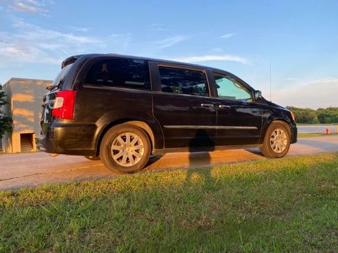 Used 2012 Chrysler Town & Country Touring-L w/ Entertainment Group #2 FWD image 7