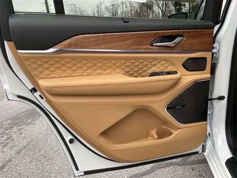 Used 2025 Jeep Grand Cherokee L Summit image 16