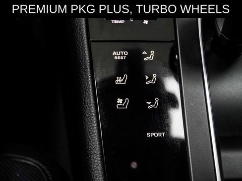 Used 2022 Porsche Macan AWD/4WD image 24