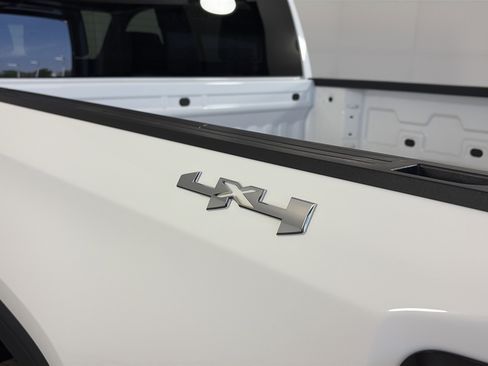 Used 2025 GMC Sierra 1500 SLT AWD/4WD image 16