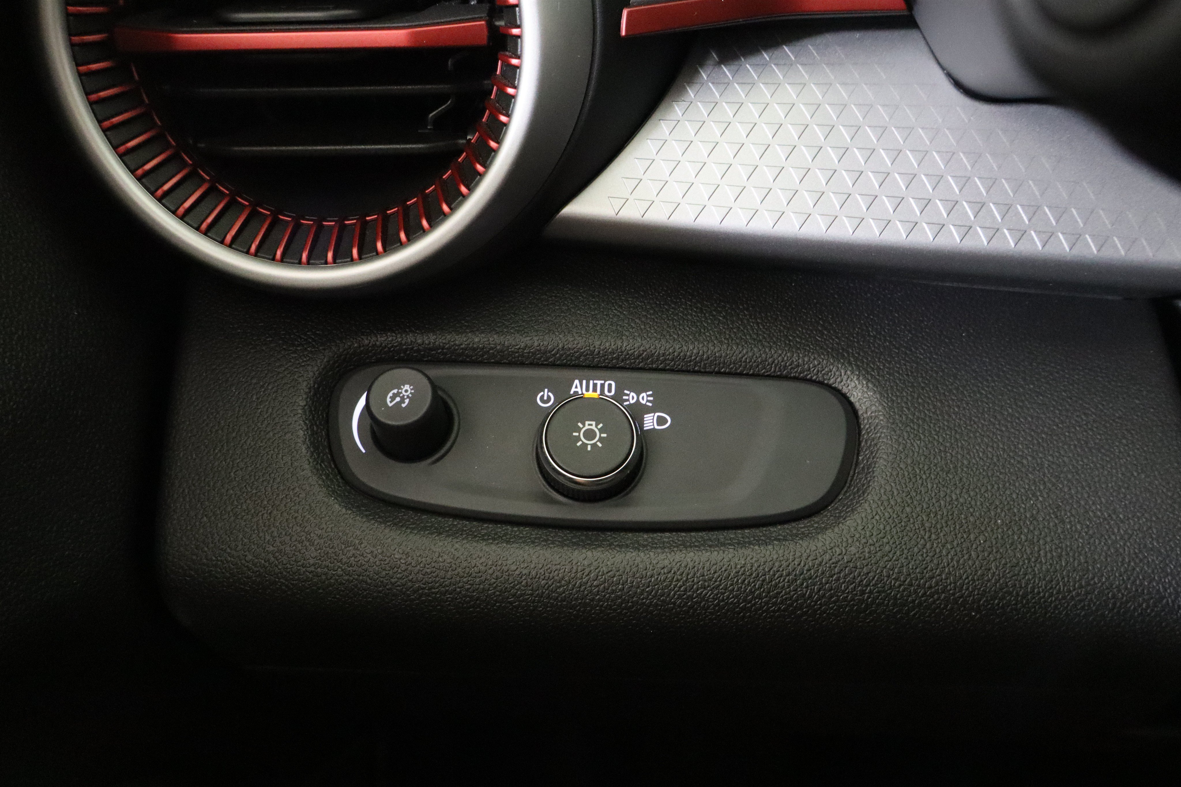 Used 2024 Chevrolet Trax RS FWD image 33