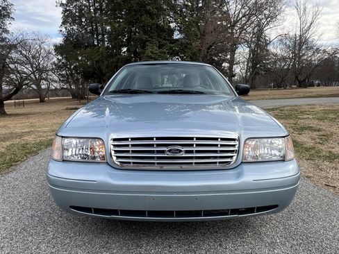 Used 2004 Ford Crown Victoria image 3