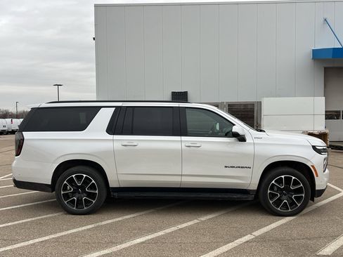 Used 2025 Chevrolet Suburban RST image 7