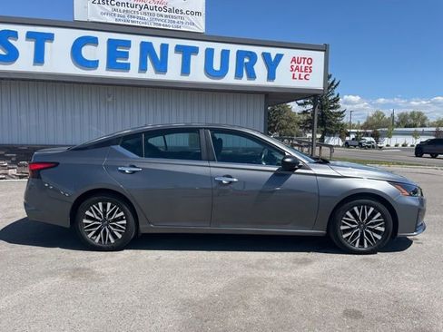 Used 2025 Nissan Altima 2.5 SV FWD image 14
