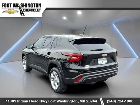 Used 2025 Chevrolet Trax LS w/ LS Convenience Package FWD image 3