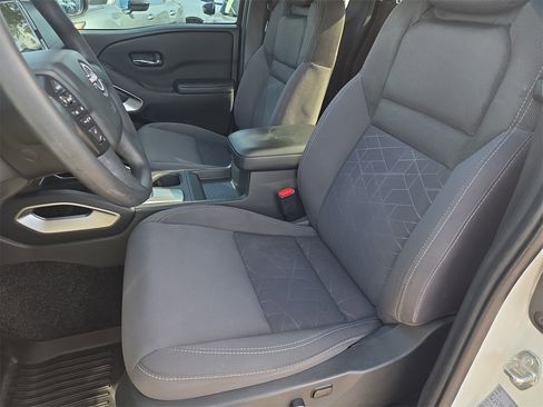 Used 2025 Nissan Frontier SV image 14