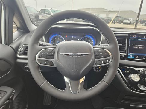 New 2026 Chrysler Voyager LX image 18