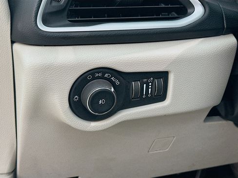 Used 2023 Chrysler Pacifica Touring-L image 10