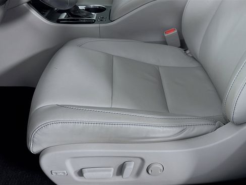 Used 2017 Toyota Highlander XLE image 19