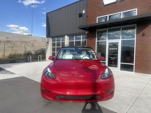 Used 2022 Tesla Model Y Long Range AWD/4WD image 3