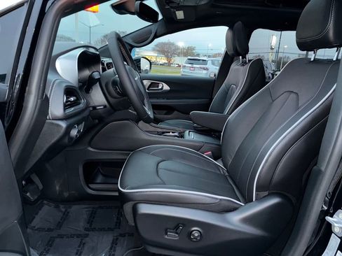 New 2026 Chrysler Pacifica Limited w/ Trailer Tow Group image 10