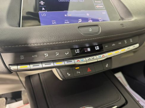 Used 2021 Cadillac XT4 Luxury w/ LPO, Onyx Sport Package AWD/4WD image 21