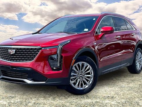 Used 2025 Cadillac XT4 Premium Luxury FWD image 3
