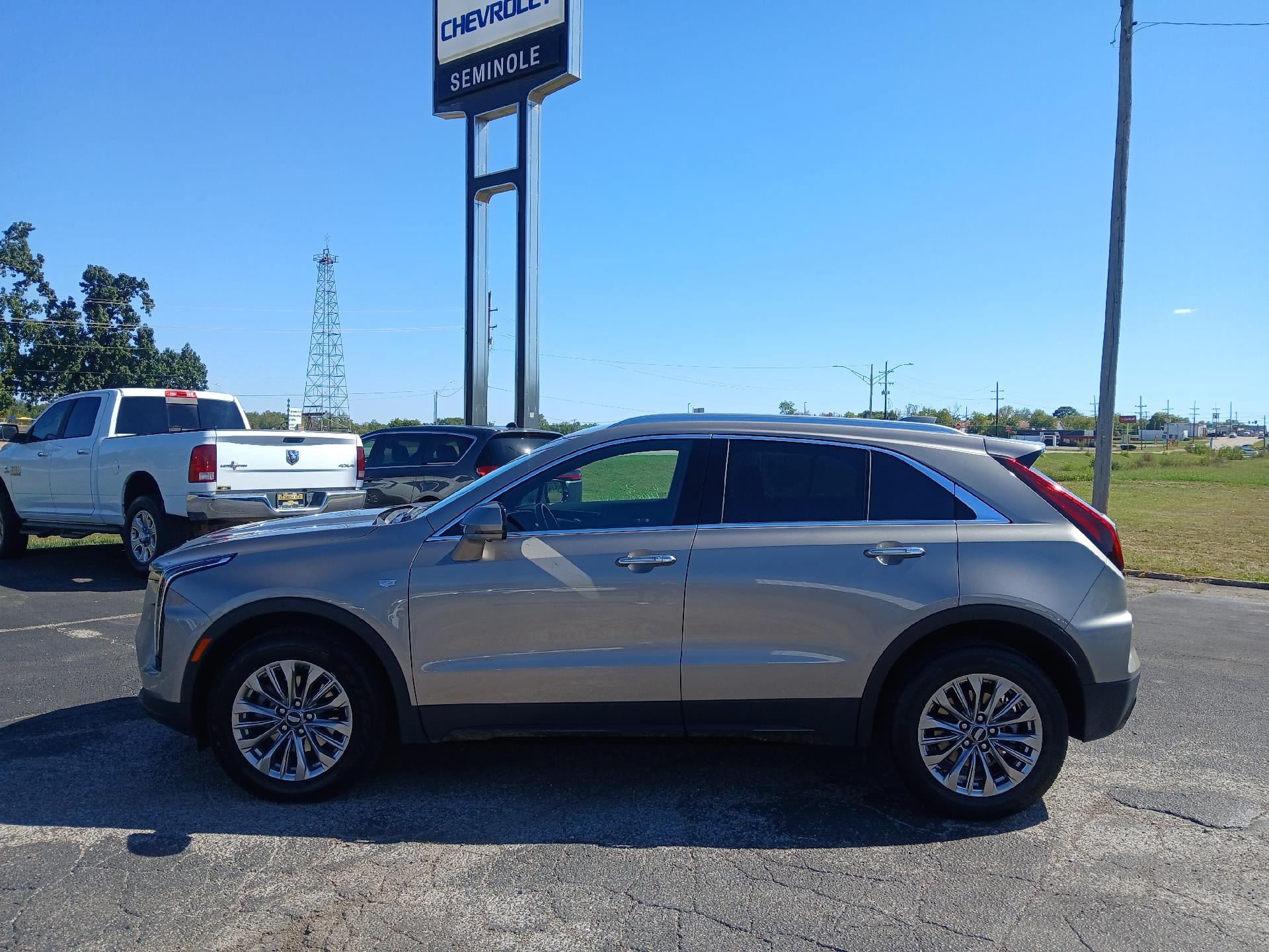 Used 2025 Cadillac XT4 Premium Luxury FWD image 3