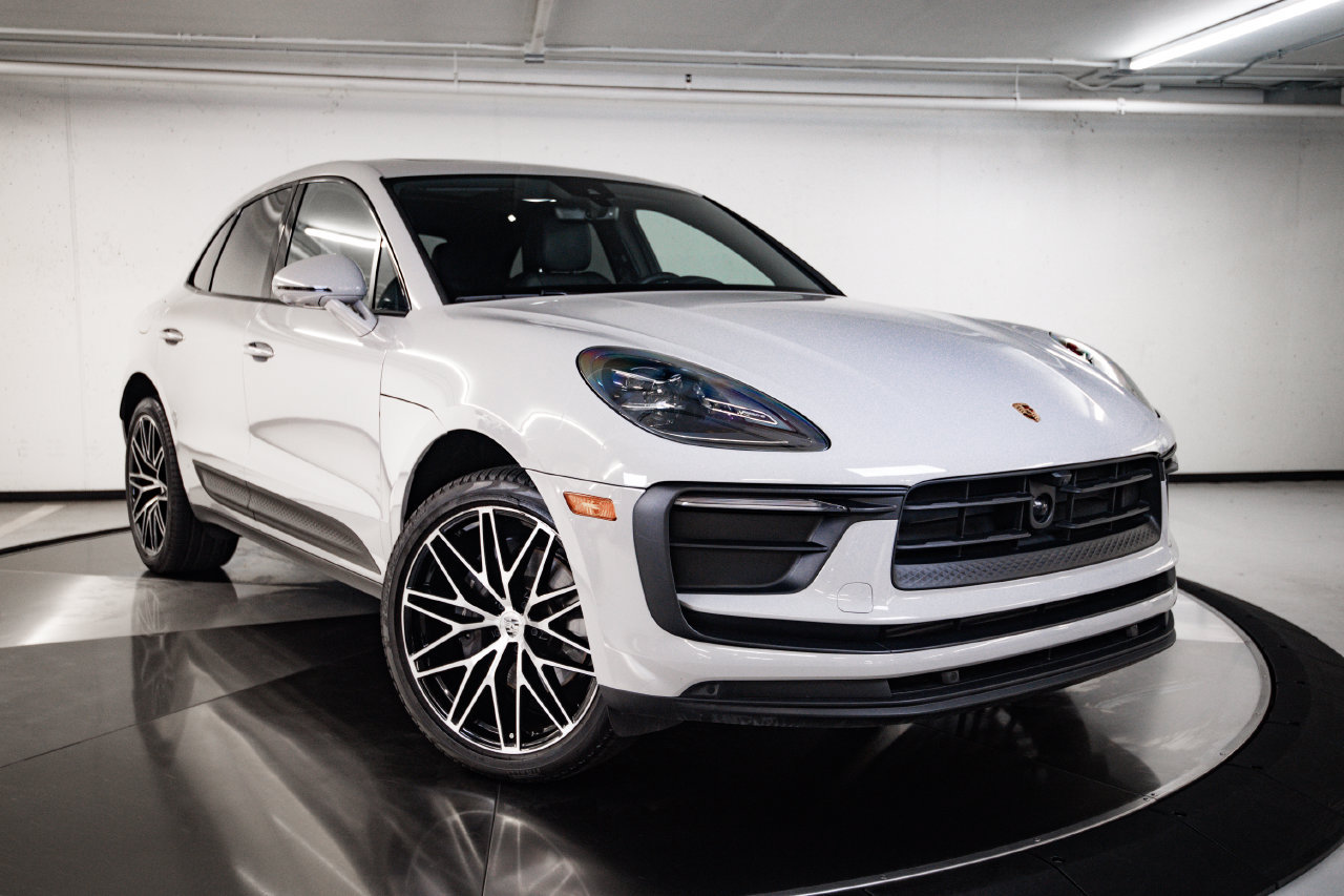 Certified 2025 Porsche Macan AWD/4WD image 9