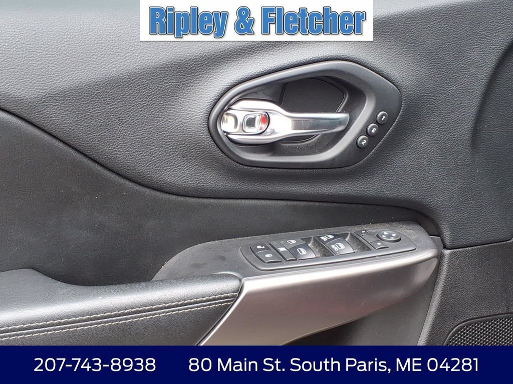 Used 2019 Jeep Cherokee Limited AWD/4WD image 11