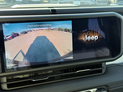 Used 2025 Jeep Wrangler Sahara image 21