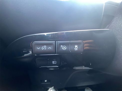 Used 2019 Toyota Prius LE image 17